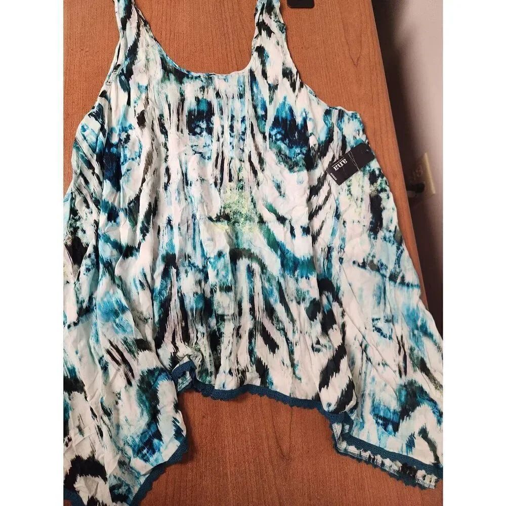 a.n.a. 2X tank top with a hankerchief hem NWT